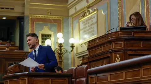 Gabriel Rufián: "Nadie en Cataluña ha dejado de ser independentista porque hayan metido a Juqueras en prisión" Gabriel Rufián durante el debate de investidura
