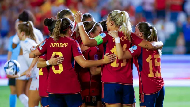 Las jugadoras de la selección española de fútbol celebran un gol.