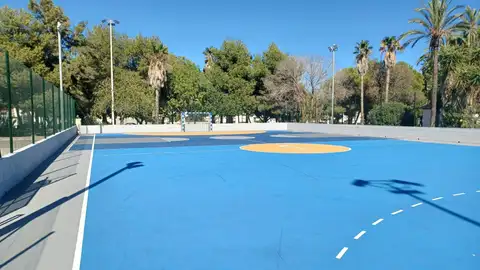 Torrevieja renueva las seis pistas azules polideportivas A+D con una inversión de 761.000 euros deportes