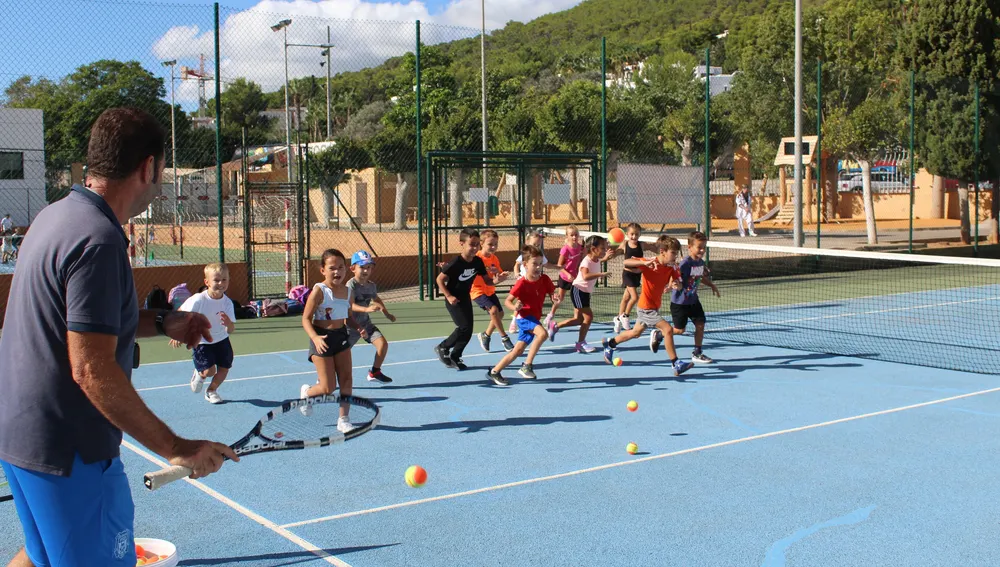 Más de 2.200 escolares de Ibiza descubren una veintena de deportes que se practican en el municipio de Santa Eulària des Riu 