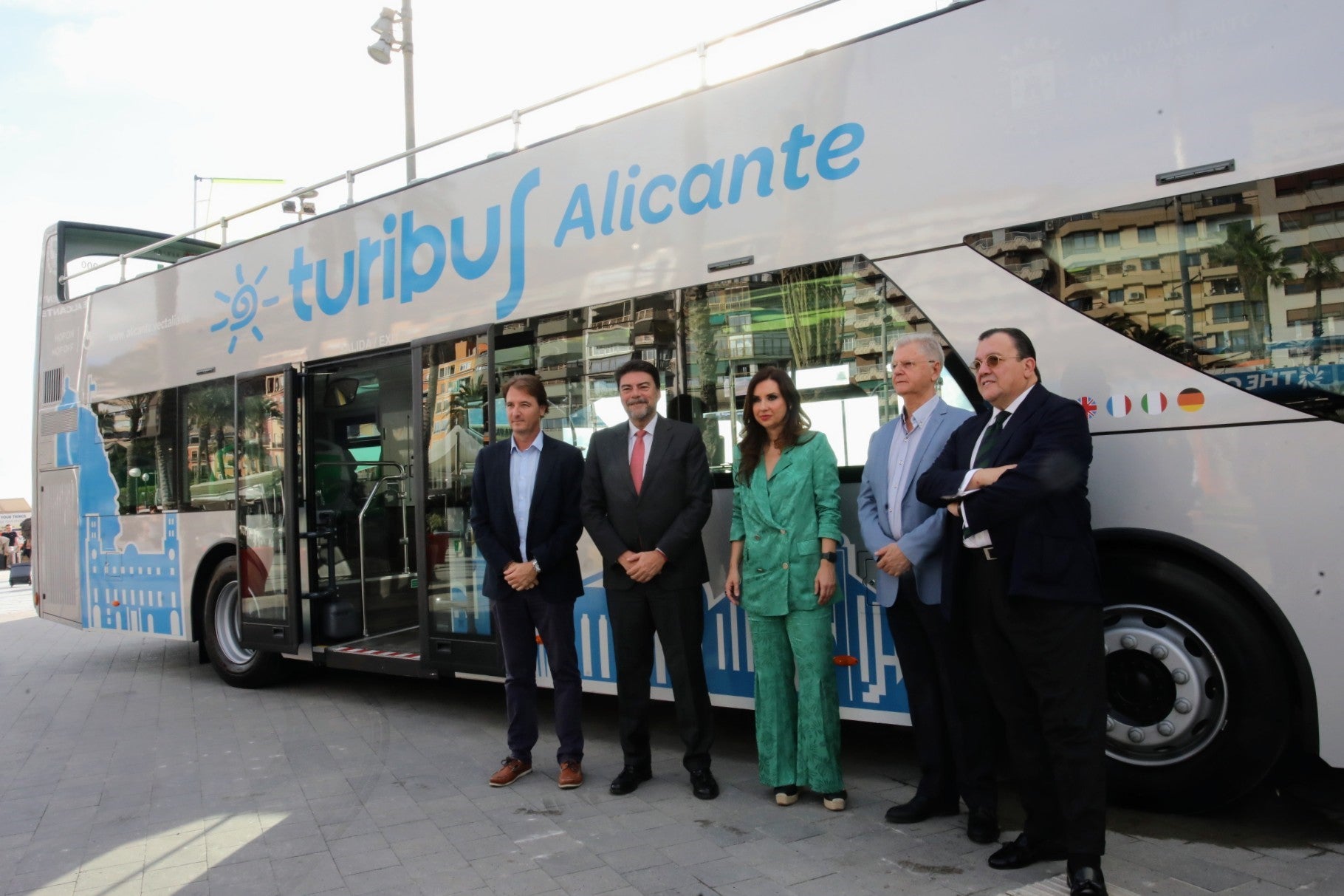 Alicante estrena su nuevo Turibús más sostenible y con rutas en seis idiomas para los visitantes Alicante estrena su nuevo Turibús más sostenible y con rutas en seis idiomas para los visitantes