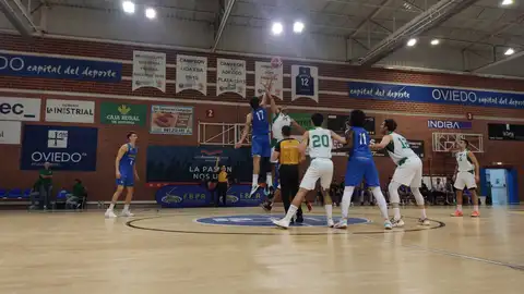 Salto inicial de la Copa Principado de baloncesto entre OCB y Universidad Salto inicial de la Copa Principado de baloncesto entre OCB y Universidad