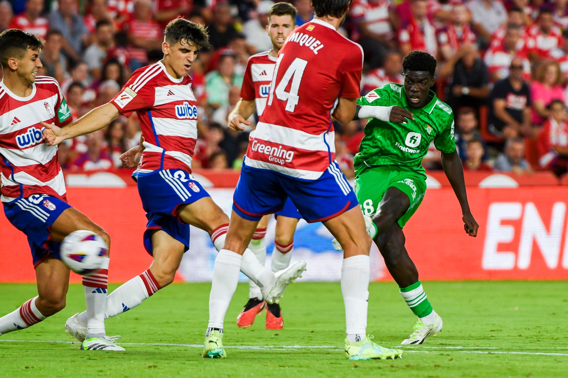Granada y Betis se reparten los puntos en un vibrante derbi andaluz Granada y Betis se reparten los puntos en un vibrante derbi andaluz