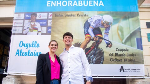 El ciclista alcala&iacute;no Rub&eacute;n S&aacute;nchez C&oacute;rdoba junto a la alcaldesa complutense Judith Piquet 