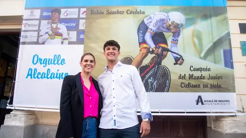 El alcalaíno Rubén Sánchez Córdoba recibe el homenaje de su ciudad tras conseguir el Campeonato del Mundo Junior de Ciclismo en Pista El ciclista alcalaíno Rubén Sánchez Córdoba junto a la alcaldesa complutense Judith Piquet