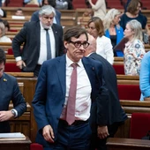 El presidente de la Generalitat de Catalunya, Pere Aragonès (i), y el líder del PSC, Salvador Illa (c)/ David Zorrakino / Europa Press El presidente de la Generalitat de Catalunya, Pere Aragonès (i), y el líder del PSC, Salvador Illa (c)/ David Zorrakino / Europa Press