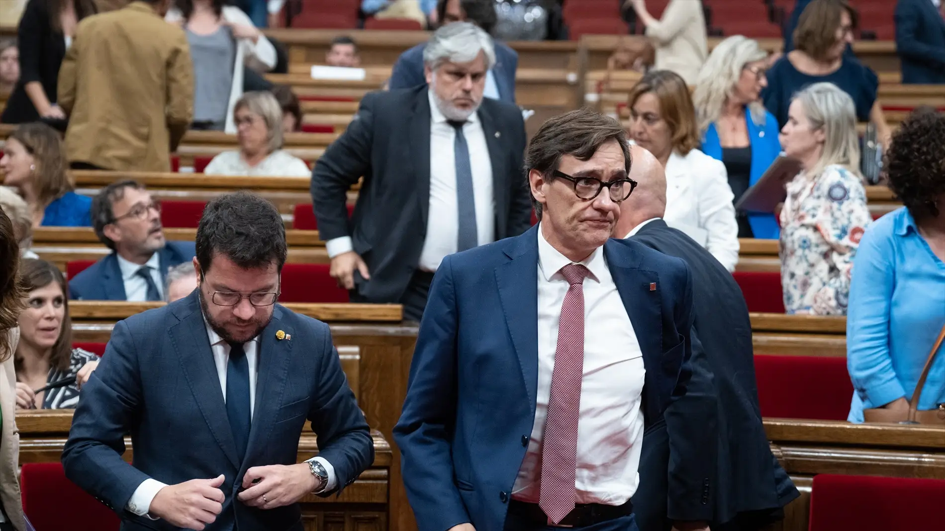 El presidente de la Generalitat de Catalunya, Pere Aragonès (i), y el líder del PSC, Salvador Illa (c)/ David Zorrakino / Europa Press