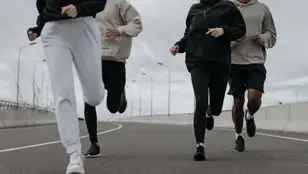 Imagen de archivo de gente corriendo