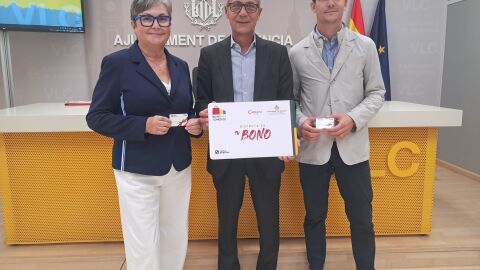 Santiago Ballester, en el centro, junto con y Borja de Ávila y Mª José Mainar