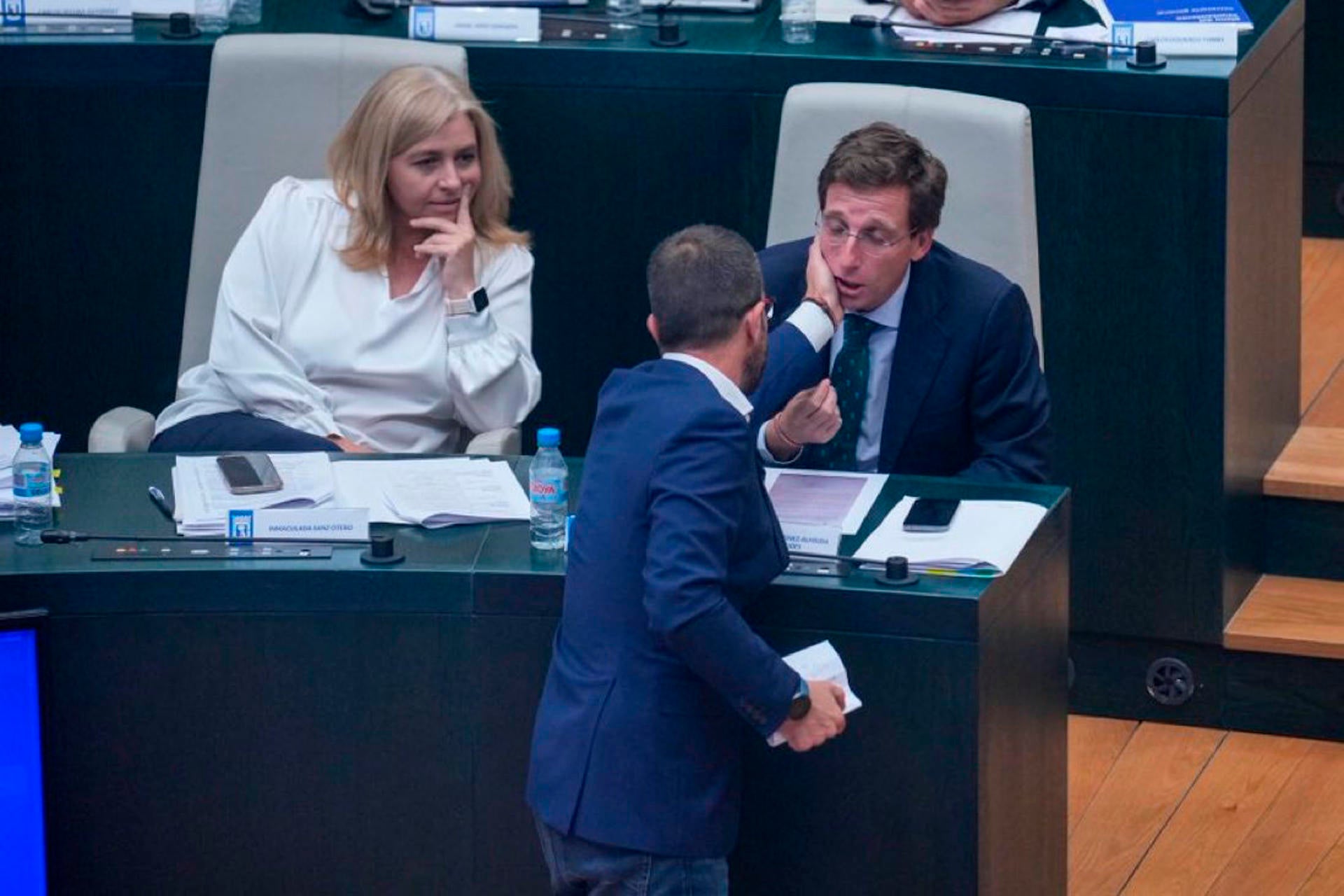 Un concejal del PSOE, expulsado del pleno del Ayuntamiento de Madrid tras tocar varias veces la cara a Almeida Un concejal del PSOE, expulsado del pleno del Ayuntamiento de Madrid tras tocar varias veces la cara a Almeida