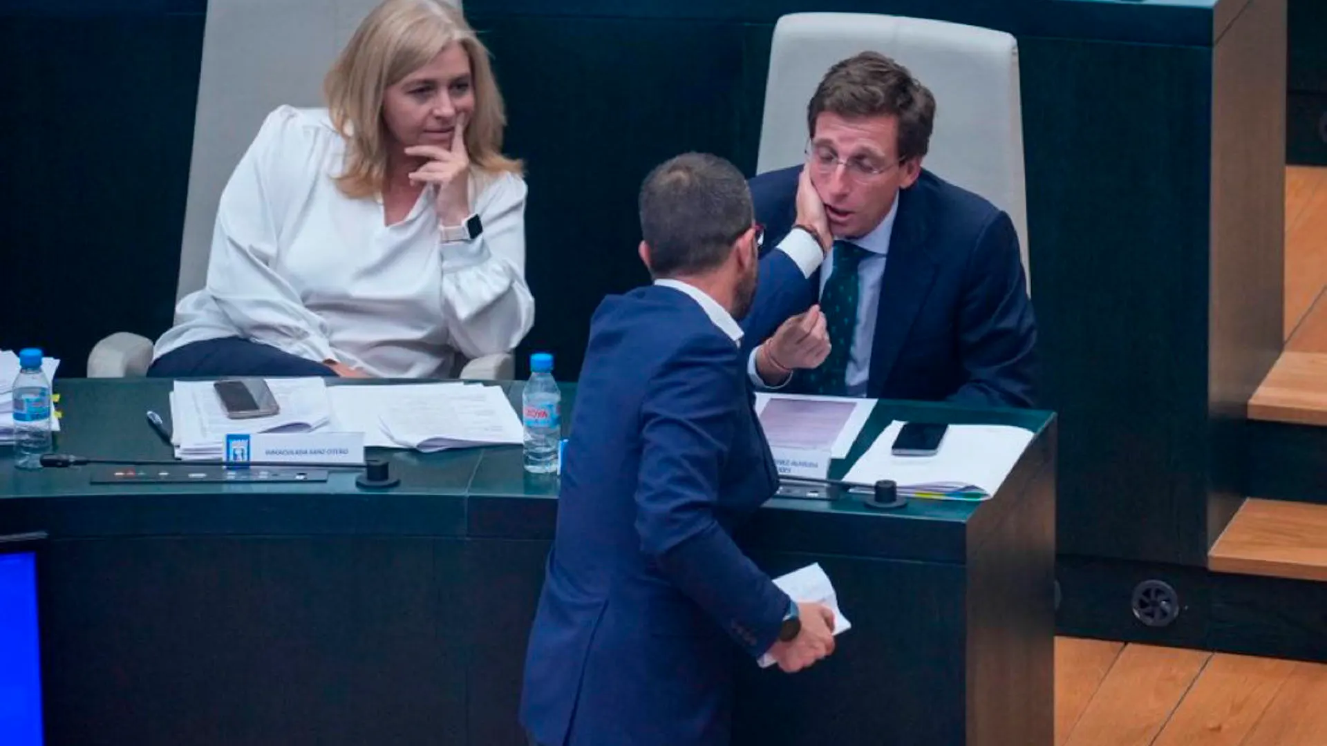 El concejal del PSOE toca la cara a Almeida en el pleno y después es expulsado. El concejal del PSOE toca la cara a Almeida en el pleno y después es expulsado.
