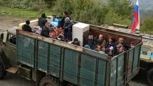 Vista de armenios huyendo en un camión del enclave de Nagorno Karabaj, el 26 de septiembre de 2023.