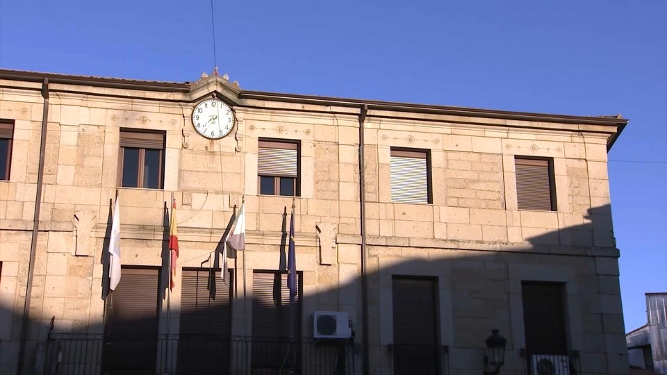 IU y Vox suspenden de militancia a sus concejales en Montehermoso tras llegar a un acuerdo en la localidad IU y Vox suspenden de militancia a sus concejales en Montehermoso tras llegar a un acuerdo en la localidad