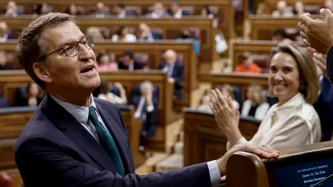 Feijóo recibe el aplauso de sus diputados tras su intervención en el Congreso/ EFE/ Sergio Pérez