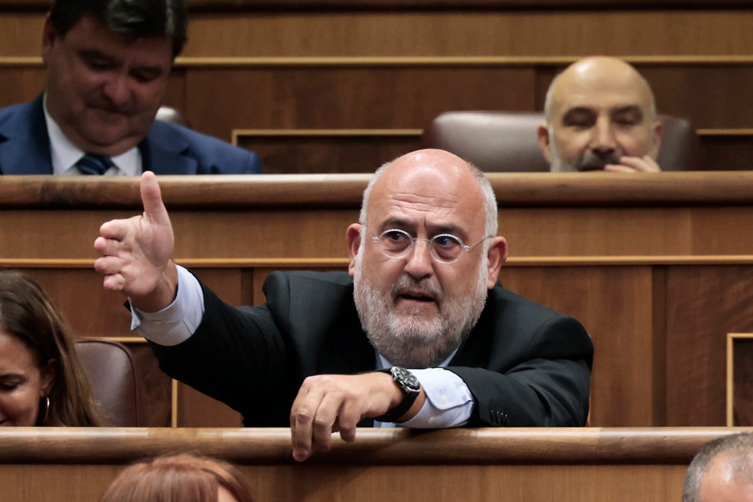 El vídeo de la polémica equivocación de un diputado de Junts en la votación de la investidura de Feijóo El vídeo de la polémica equivocación de un diputado de Junts en la votación de la investidura de Feijóo