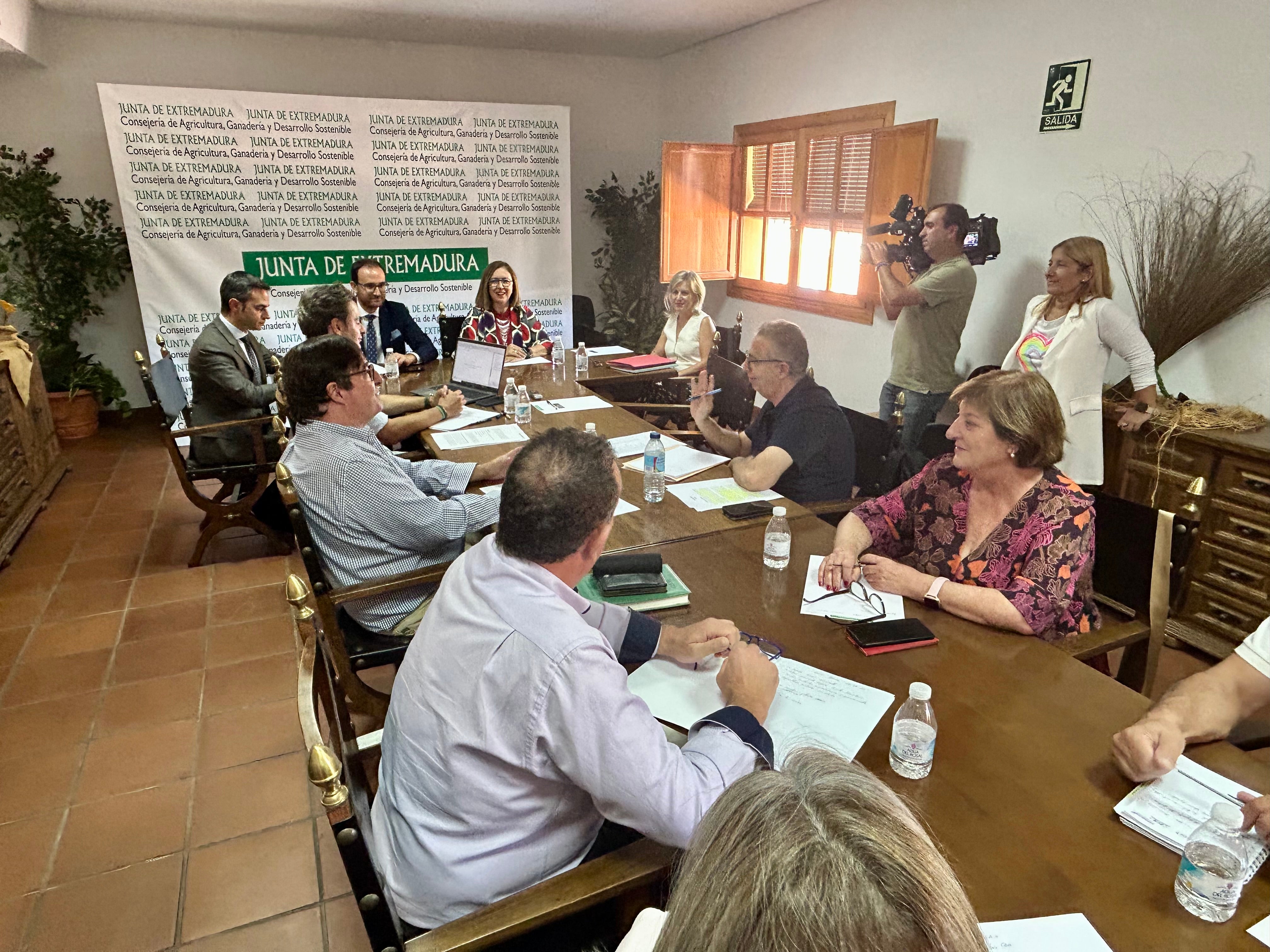 La consejera de Agricultura, Mercedes Morán, ha asegurado que las ayudas a las explotaciones de ganado vacuno afectadas por la Fiebre Hemorrágica se definirán cuando pase la temporada de riesgo La consejera de Agricultura, Mercedes Morán, ha asegurado que las ayudas a las explotaciones de ganado vacuno afectadas por la Fiebre Hemorrágica se definirán cuando pase la temporada de riesgo