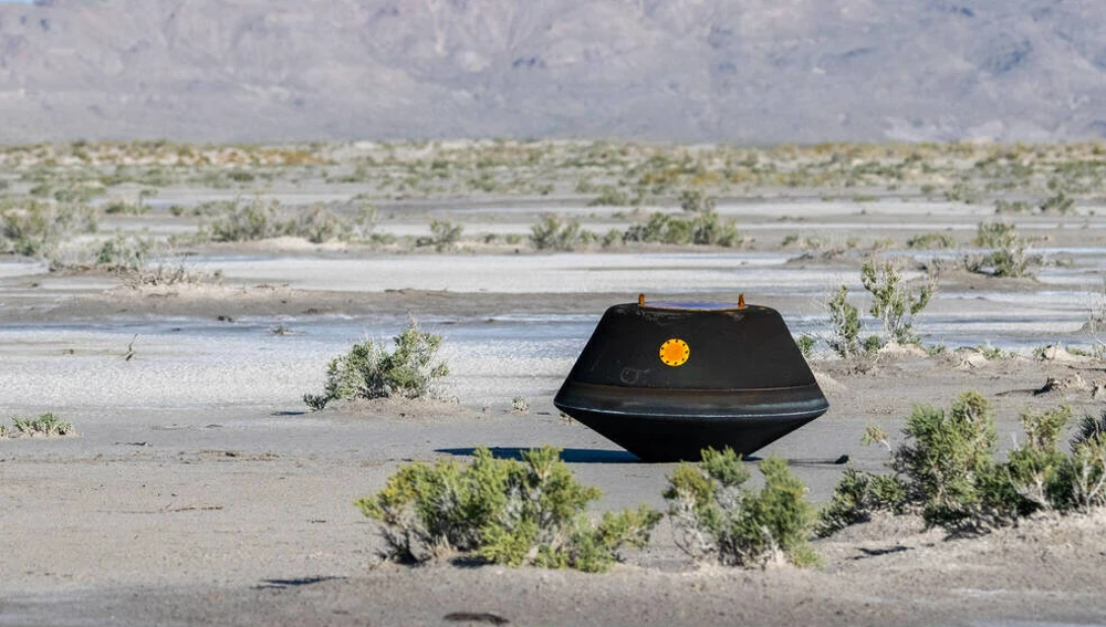 Cápsula de retorno de muestras de la misión OSIRIS-REx poco después de aterrizar en el Campo de Pruebas y Entrenamiento que tiene el Departamento de Defensa de EE UU en el desierto de Utah
