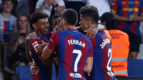 Los futbolistas del Barça celebran el gol de la victoria ante el Sevilla