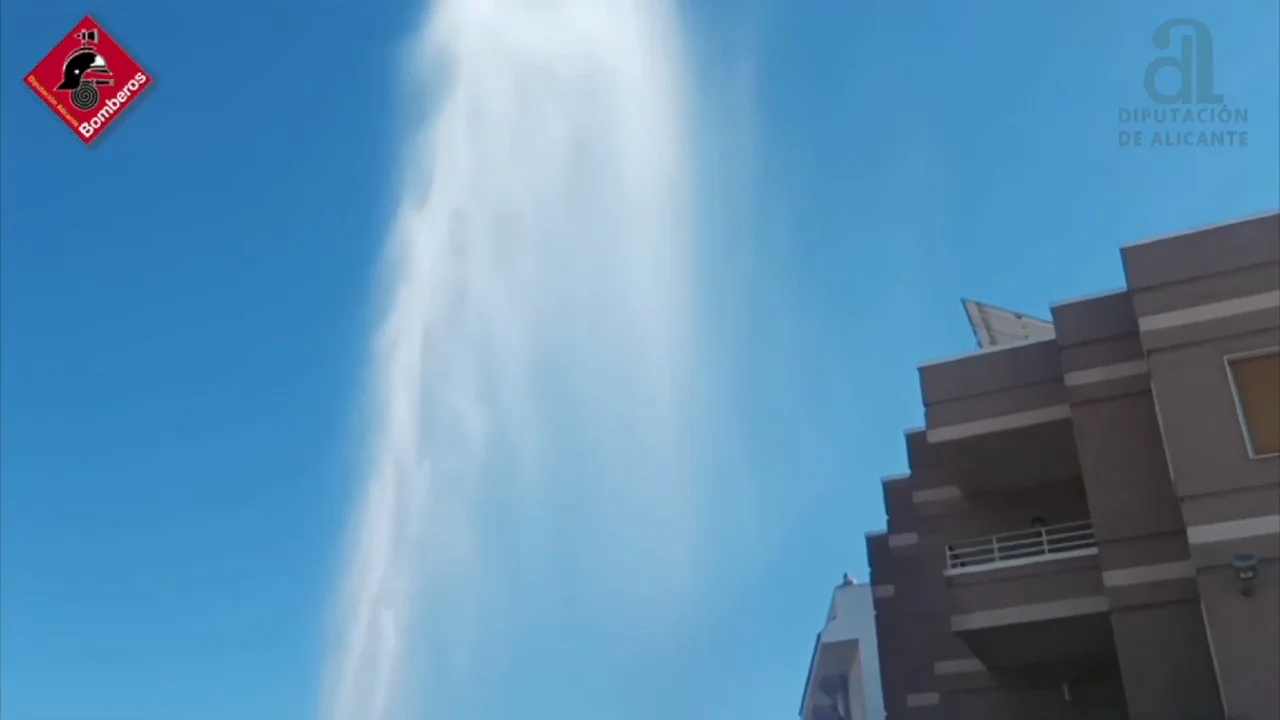 Géiser de agua provocado por la rotura de la trapa de la red de agua de La Hoya. Géiser de agua provocado por la rotura de la trapa de la red de agua de La Hoya.