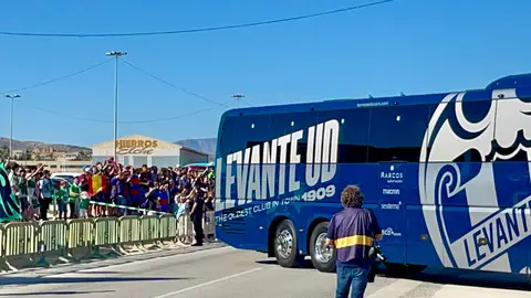 La afición del Levante ha recibido al equipo granota a la llegada al estadio Martínez Valero La afición del Levante ha recibido al equipo granota a la llegada al estadio Martínez Valero
