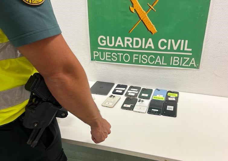La Guardia Civil detiene en Ibiza a un hombre por el robo de 10 teléfonos móviles de alta gama La Guardia Civil detiene en Ibiza a un hombre por el robo de 10 teléfonos móviles de alta gama