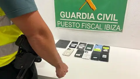 La Guardia Civil detiene en Ibiza a un hombre por el robo de 10 teléfonos móviles de alta gama La Guardia Civil detiene en Ibiza a un hombre por el robo de 10 teléfonos móviles de alta gama