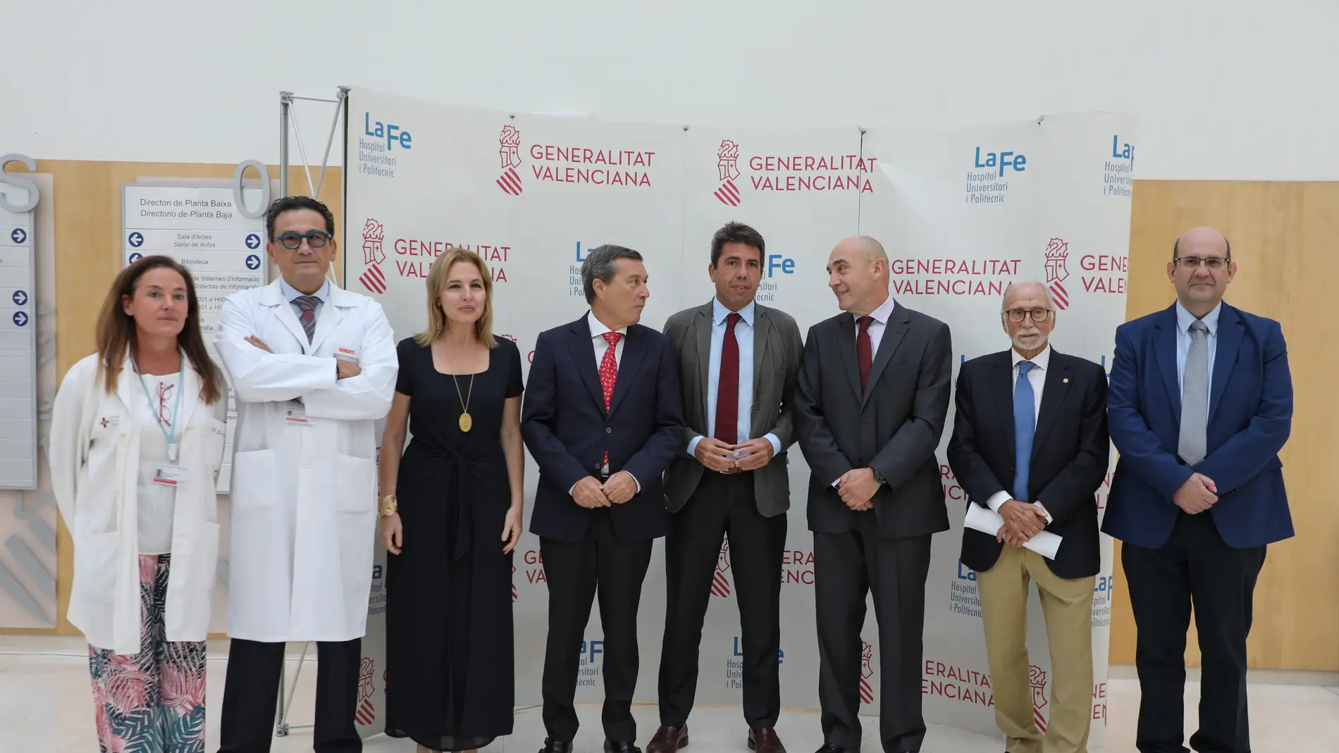 El president de la Generalitat, Carlos Mazón, con el gerente del Departamento de Salud La Fe de Valencia, José Luis Poveda, y más profesionales en la jornada '3.000 trasplantes hepáticos.