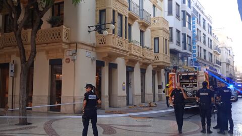 Un incendio en el restaurante Saona de Elche moviliza a los bomberos en la Plaza de Baix 