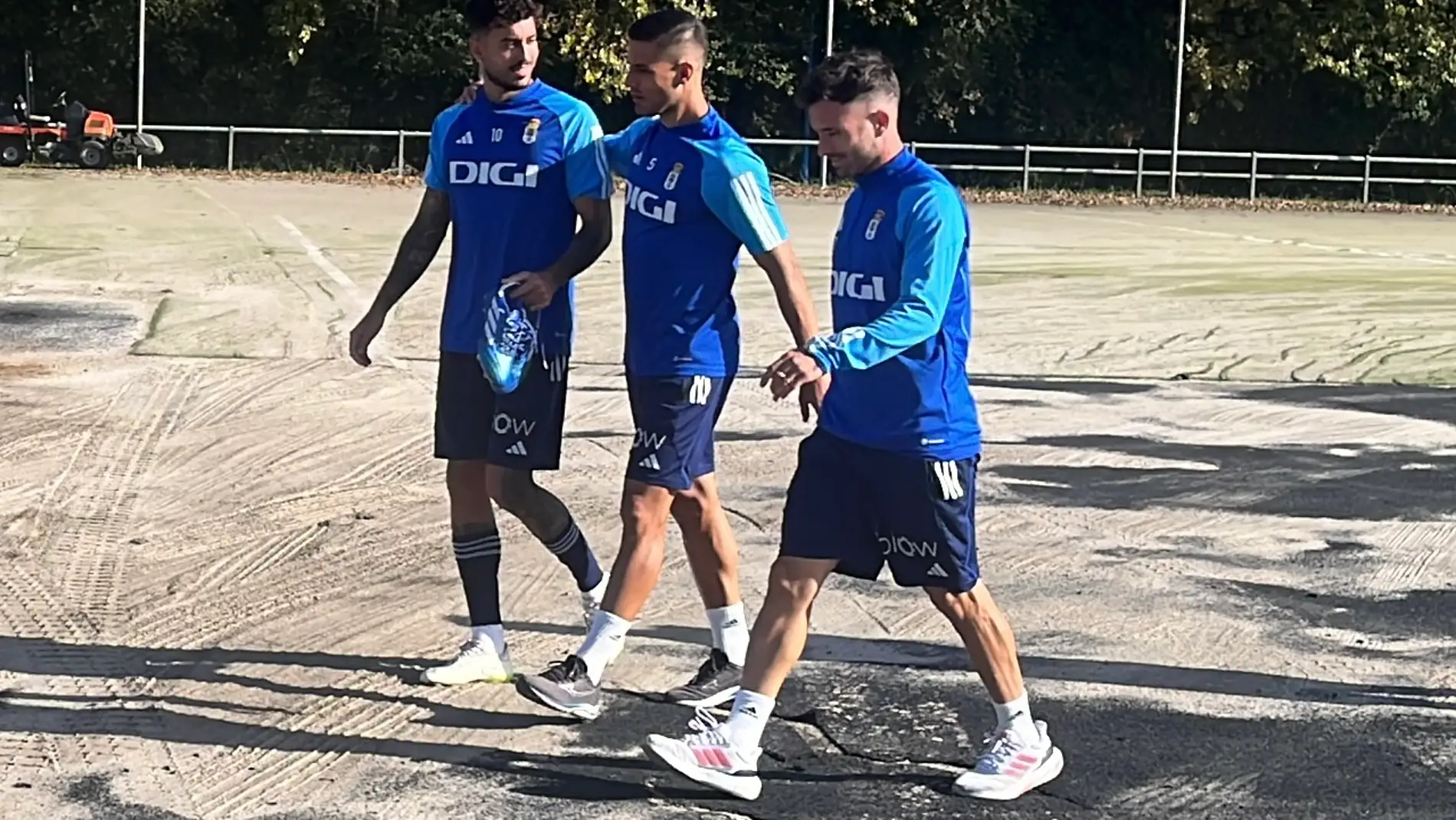 Víctor Camarasa, Luismi y Seoane en el regreso del primero a los entrenamientos con el Oviedo en El Requexón