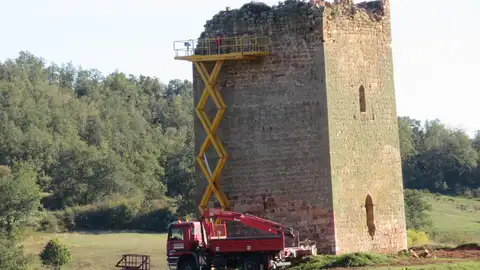 Arrancan las obras de consolidación de la Torre Medieval de Villanueva .