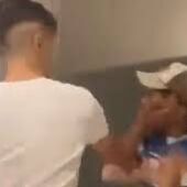 El vídeo recoge el momento de la bofetada que el joven le da al mendigo