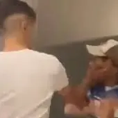 El vídeo recoge el momento de la bofetada que el joven le da al mendigo El vídeo recoge el momento de la bofetada que el joven le da al mendigo