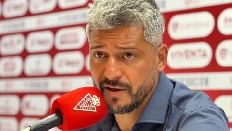 Gustavo Munúa en rueda de prensa después del empate 0-0 entre el Real Murcia y el Alcoyano. Octubre 2023