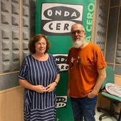 El responsable de la librería La Hoja Blanca, Víctdor Martín, con la concejala de Cultura, Ana Pérez. El responsable de la librería La Hoja Blanca, Víctdor Martín, con la concejala de Cultura, Ana Pérez.