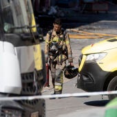 Un bombero durante las labores de rescate de los cuerpos de los fallecido en el incendio registrado este domingo en locales de ocio de la zona de Las Atalayas, en Murcia. 