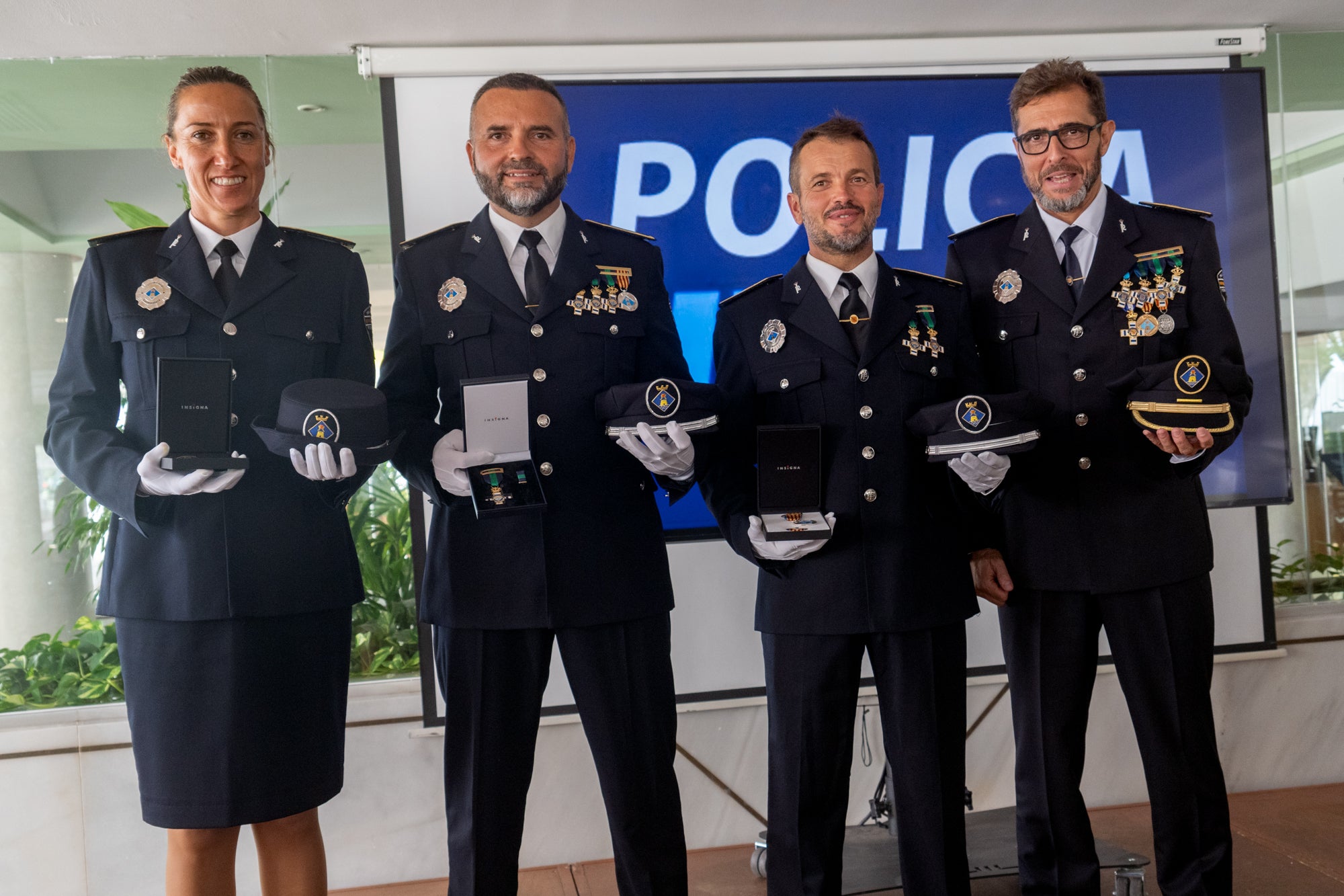 Formentera otorga la Cruz al Mérito Policial con Distintivo Verde a sus agentes de la Policía Local Marcos Roig Ferrer y Pilar Daviu Formentera otorga la Cruz al Mérito Policial con Distintivo Verde a sus agentes de la Policía Local Marcos Roig Ferrer y Pilar Daviu