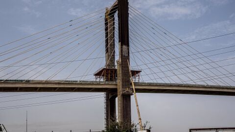 Corte nocturno de tr&aacute;fico en el puente del Centenario este martes por las obras de los tirantes