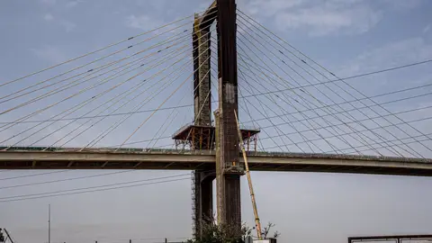 Corte nocturno de tráfico en el puente del Centenario este martes por las obras de los tirantes Corte nocturno de tráfico en el puente del Centenario este martes por las obras de los tirantes