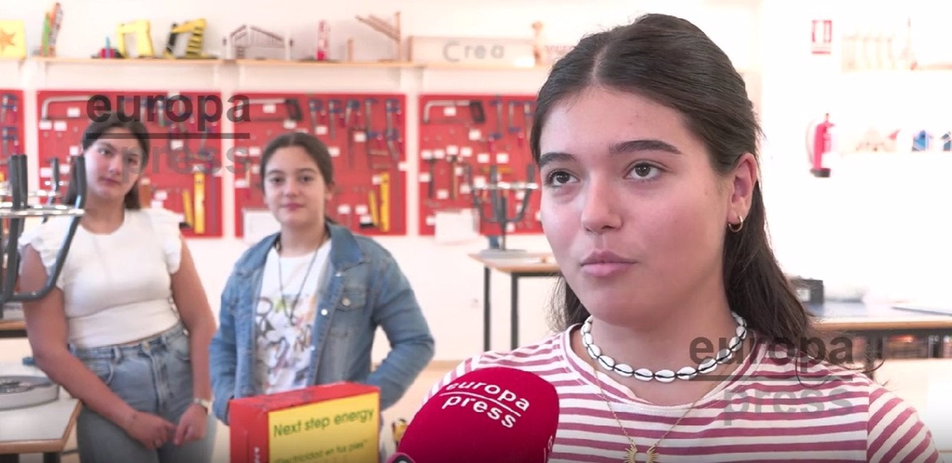 Tres alumnas extremeñas diseñan unas zapatillas que generan electricidad al caminar Tres alumnas extremeñas diseñan unas zapatillas que generan electricidad al caminar