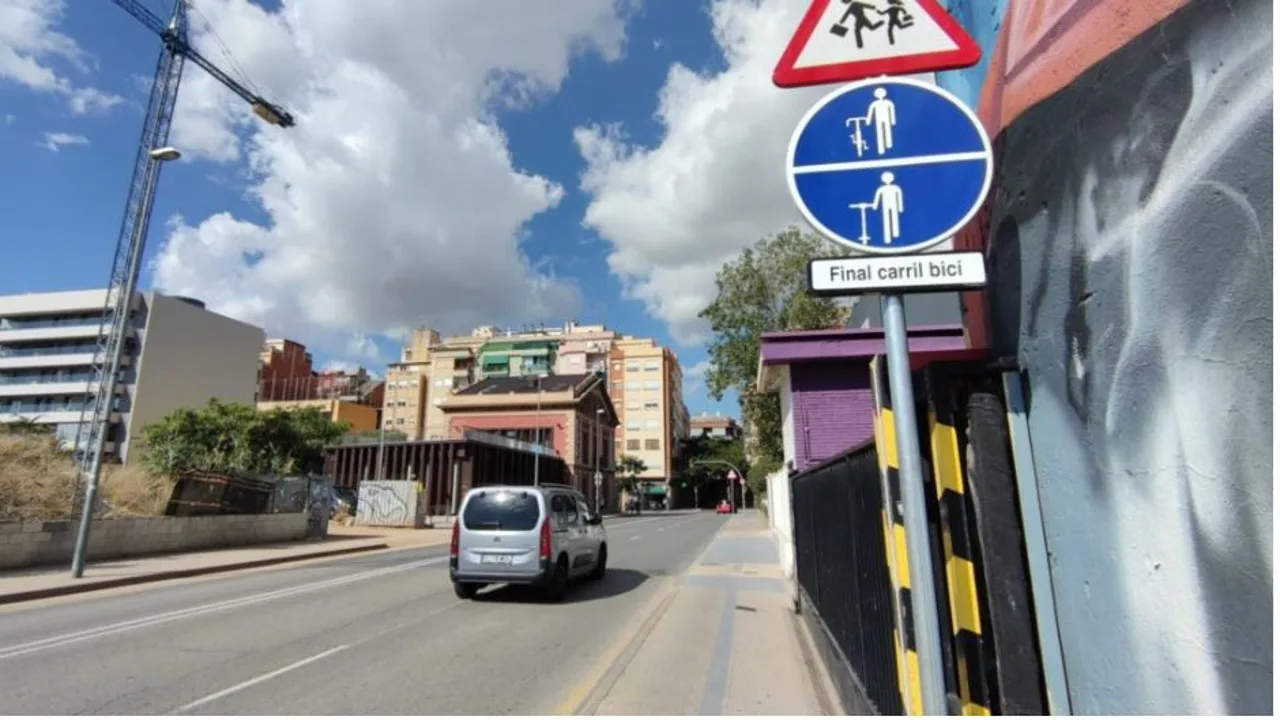 Si te mueves por un carril bici, estas son las nuevas señales que te vas a tener que aprender 5 Motor16 esta nueva senal trafico dgt algunas calles barcelona 69 Motor16