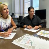 Consellera Pradas junto a Laura Sáez