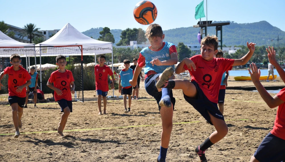 160 niños participan en el torneo de fútbol playa organizado por la S.D. Portmany con motivo de su centenario
