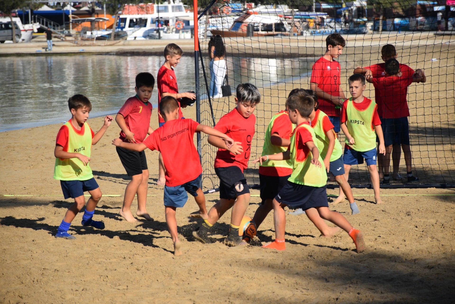 160 niños participan en Ibiza en el torneo de fútbol playa organizado con motivo del centenario de la Sociedad Deportiva Portmany 160 niños participan en Ibiza en el torneo de fútbol playa organizado con motivo del centenario de la Sociedad Deportiva Portmany