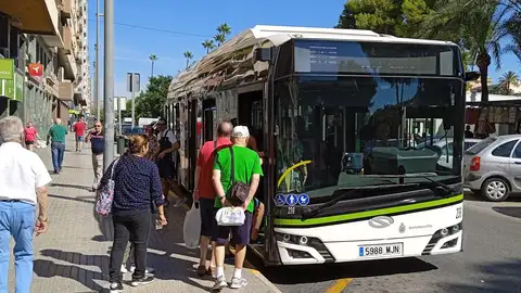 Imagen de archivo de pasajeros subiendo a un autobús en Elche. Imagen de archivo de pasajeros subiendo a un autobús en Elche.