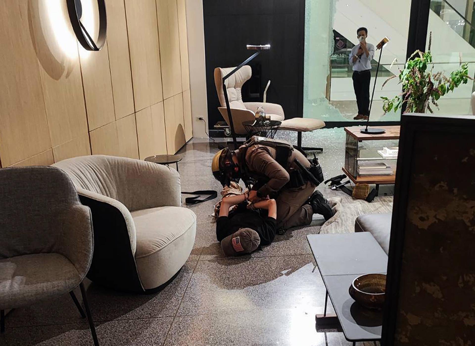 La policía detiene a un menor de 14 años tras un tiroteo en Bangkok con al menos 3 muertos La policía detiene a un menor de 14 años tras un tiroteo en Bangkok con al menos 3 muertos