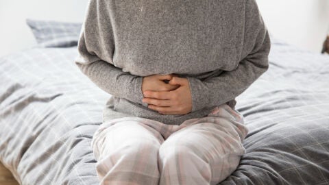 Mujer con dolor intestinal