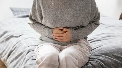 Mujer con dolor intestinal Mujer con dolor intestinal