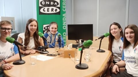 Jugadoras del primer equipo femenino del Club Pat&iacute;n Alcal&aacute; Hockey en M&aacute;s de uno Alcal&aacute;