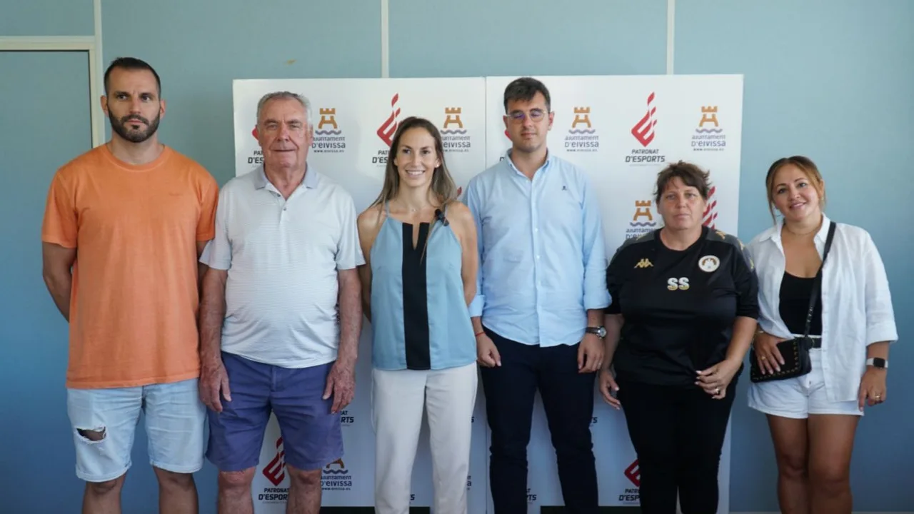 El Ayuntamiento de Ibiza y los cinco clubes de fútbol del municipio se unen para promover los valores del deporte