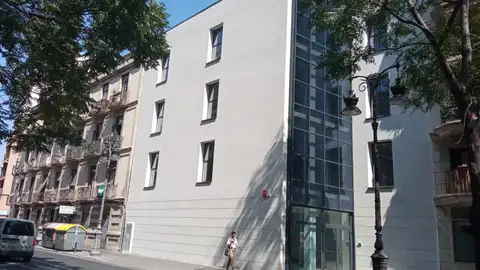 Fachada del edificio recayente a Guillem de Castro velluters